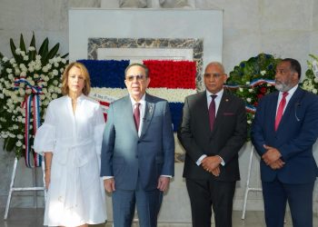 Valdez Albizu estuvo acompañado por la vicegobernadora, Clarissa de la Rocha de Torres; el gerente, Ervin Novas Bello; y el subgerente general, Frank Montaño.