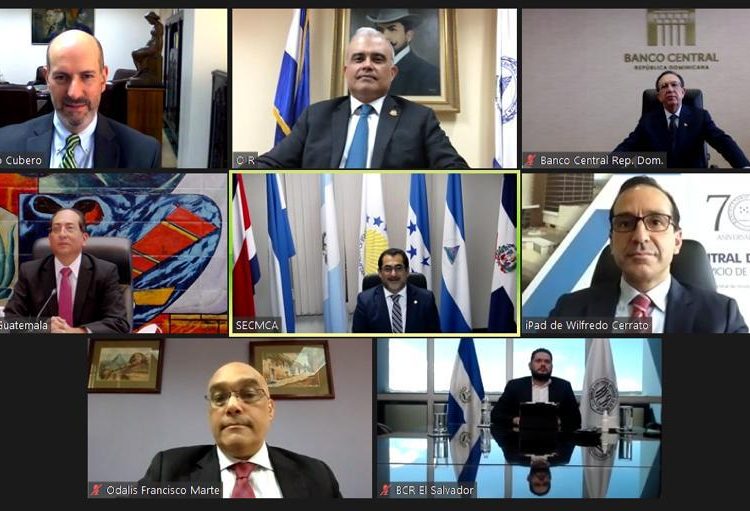 Valdez Albizu participa en evento con Consejo Monetario Centroamericano