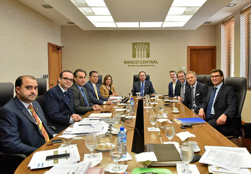 valdez albizu se reúne con grupo de inversionistas internacionales