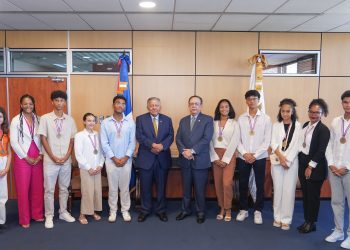 El gobernador estuvo acompañado del subgerente de Políticas Monetaria, Cambiara y Financiera, Joel Tejeda; el director del Departamento de Comunicación, Jonathan Abreu y el consultor del Departamento Internacional, Harold Vásquez.