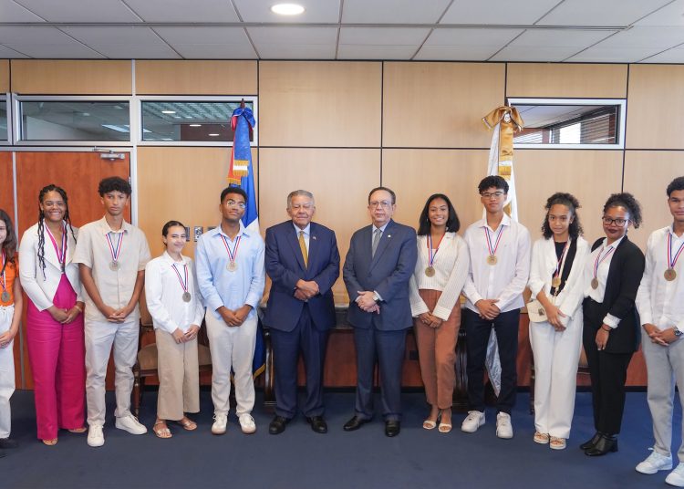 El gobernador estuvo acompañado del subgerente de Políticas Monetaria, Cambiara y Financiera, Joel Tejeda; el director del Departamento de Comunicación, Jonathan Abreu y el consultor del Departamento Internacional, Harold Vásquez.