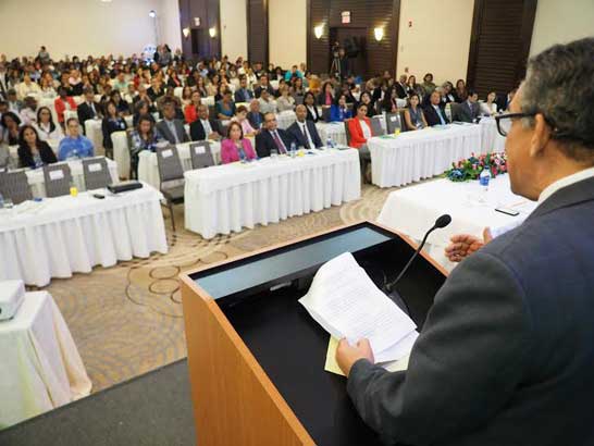 Ramón Ventura Camejo se dirige a los presentes en el seminario sobre capacitación en administración pública.