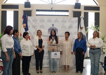 Viceministras y personal administrativo del Ministerio de la Mujer. - Fuente externa.