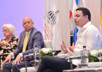 Viceministro Derby de los Santos; directora de Ética e Integridad Gubernamental, Milagros Ortiz Bosch, y director jurídico, José Carlos Durán. - Fuente externa.