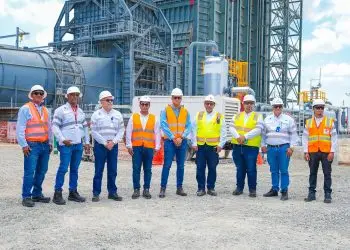 Noel Báez estuvo acompañado por una comitiva de funcionarios del MEM, encabezada por el director de Regulación de Hidrocarburos, Wandy Tejada, y el director de Infraestructuras Energéticas, Wilson Núñez.