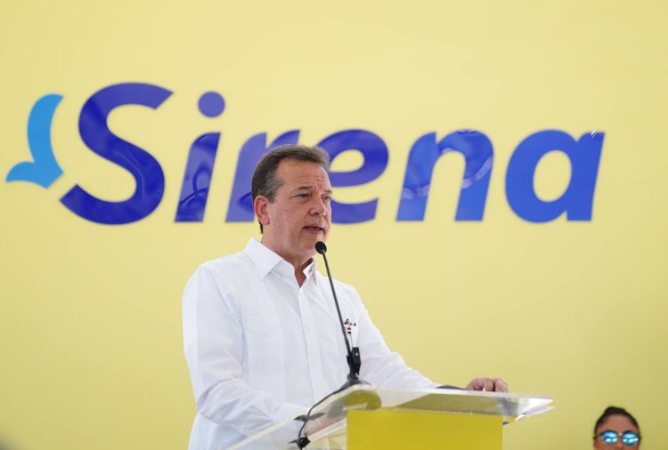 Víctor Bisonó, ministro de Industria y Comercio, durante inauguración de Sirena Nagua. - Fuente externa.