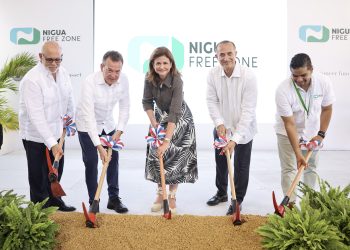 Vicepresidente Raquel Peña, acompañada de Víctor Bisonó, Héctor Garrido, Eduardo Grullón y Ebell de Castro. | Fuente externa.