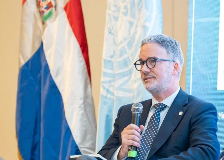 Vicepresidente de la AIRD, Mario Pujols durante su participación en foro internacional Políticas públicas para la prevención y la reducción del sobrepeso y la obesidad.