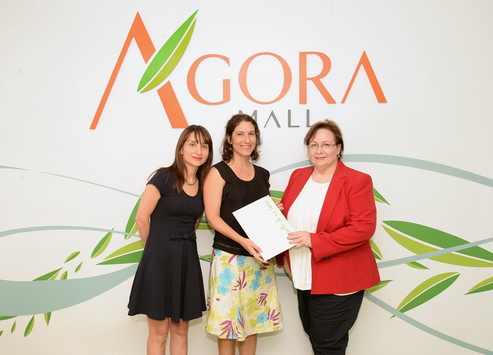 vicky malla y rocio sanchez entregan donativo a yolanda de leon