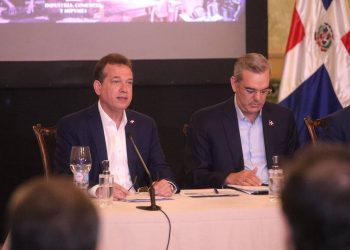 Víctor Bisonó y Luis Abinader durante conferencia de prensa