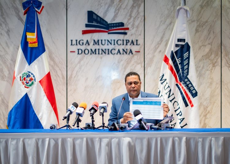 Víctor D´Aza y el titular de Presupuesto, José Rijo Presbot definien procesos administrativos para la transferencia de los recursos.