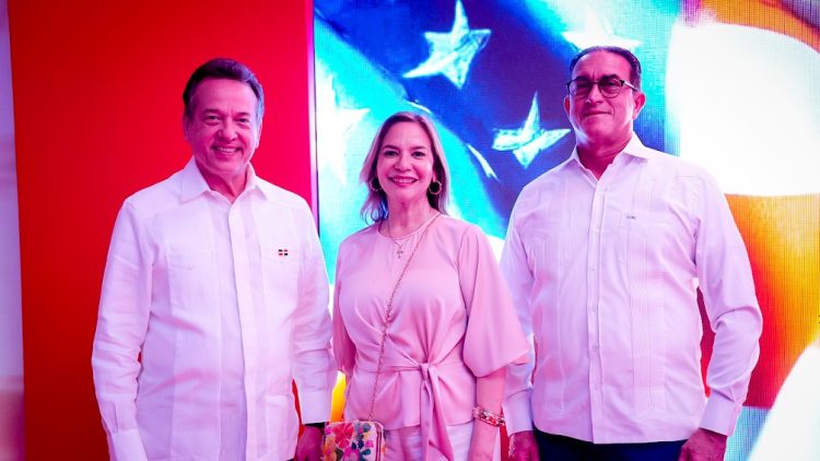 Victor Ito Bisono, Sheila Diaz y General César Medina.