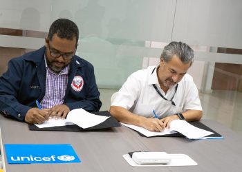Victor Mártir y Carlos Carrera al momento de la firma del convenio. - Fuente externa.