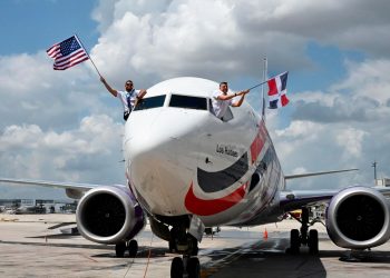 Víctor Pacheco ondea la bandera dominicana al llegar a MIA Airport.