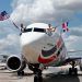 Víctor Pacheco ondea la bandera dominicana al llegar a MIA Airport.