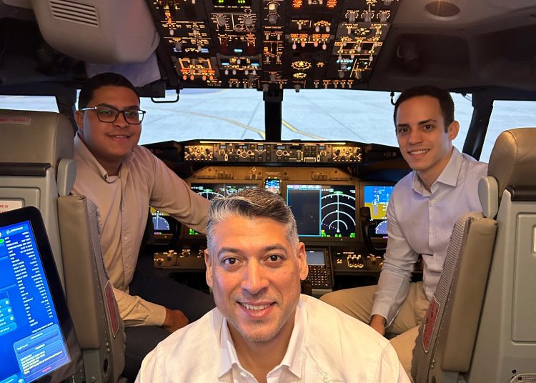 El programa escolar cuenta con una parte teórica y una parte práctica de entrenamiento en el simulador de vuelo de Boeing en la ciudad de Miami.