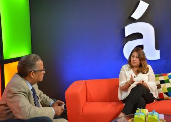 Vielka Polanco, directora ejecutiva del CASFL, entrevistada por el periodista Gustavo Olivo, en el programa “A partir de ahora”, que se transmite por Acento TV.