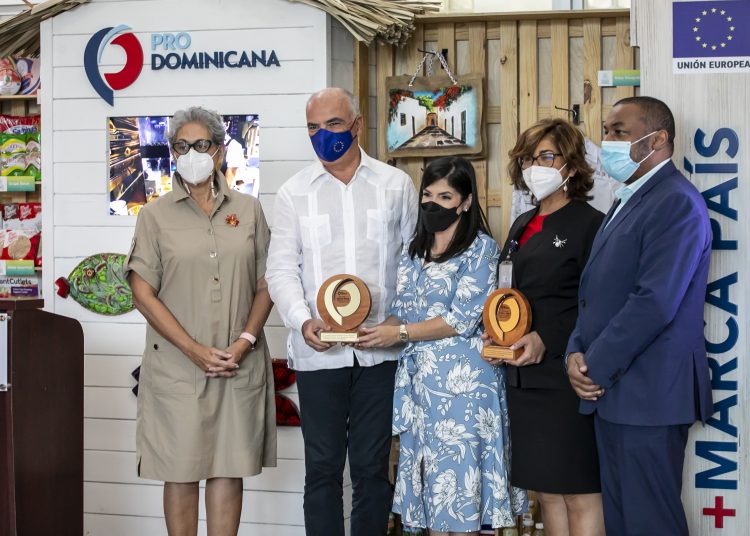 Vilma Arbaje, Gianlucca Grippa, Biviana Riveiro Disla, Olaya Dotel, Victor Encarnación.
