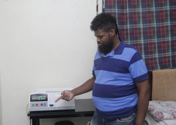 Vinicio Fernández muestra la máquina cicladora con la que se dializa por las noches. | Alexis Álvarez, elDinero.