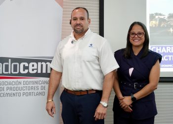 El encuentro contó con la participación del ingeniero Jorge Moquete, asesor técnico de Cementos Argos; y la ingeniera Luathany Calderón, asesora técnica y comercial de Sika Dominicana.