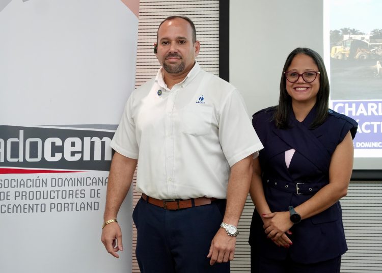 El encuentro contó con la participación del ingeniero Jorge Moquete, asesor técnico de Cementos Argos; y la ingeniera Luathany Calderón, asesora técnica y comercial de Sika Dominicana.