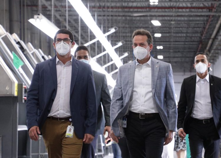 El ministro de Industria y Comercio, Víctor Bisonó, durante su visita a las instalaciones de Gildán.