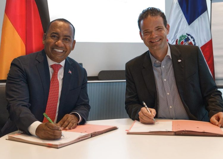 Víctor Pichardo y Ralf Gaffal, durante la firma del memorándum