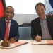 Víctor Pichardo y Ralf Gaffal, durante la firma del memorándum