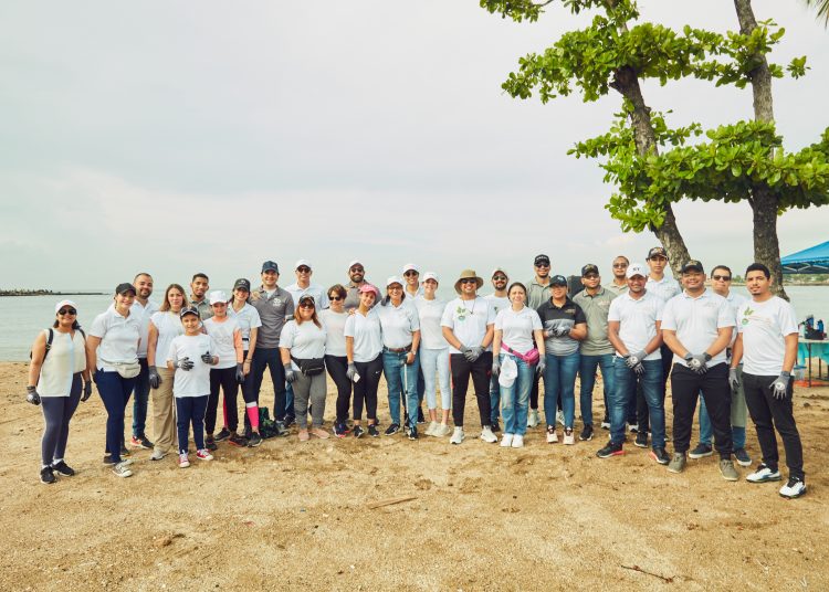 Voluntarios en jornada de limpieza en Playa Montesinos. | Fuente externa.