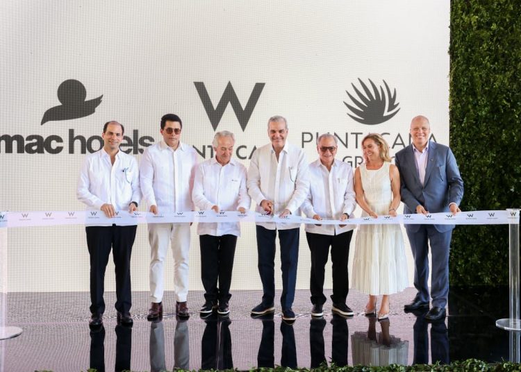 El evento contó con la presencia del presidente de la República Dominicana, Luis Abinader; el ministro de Turismo, David Collado; así como de altos ejecutivos de Marriott International, representados por Brian King, presidente de Marriott International para el Caribe y Latinoamérica; de Mac Hotels, representados por Begoña Amengual, CEO de la compañía; y de Grupo Puntacana, Frank Elías Rainieri, presidente y CEO.