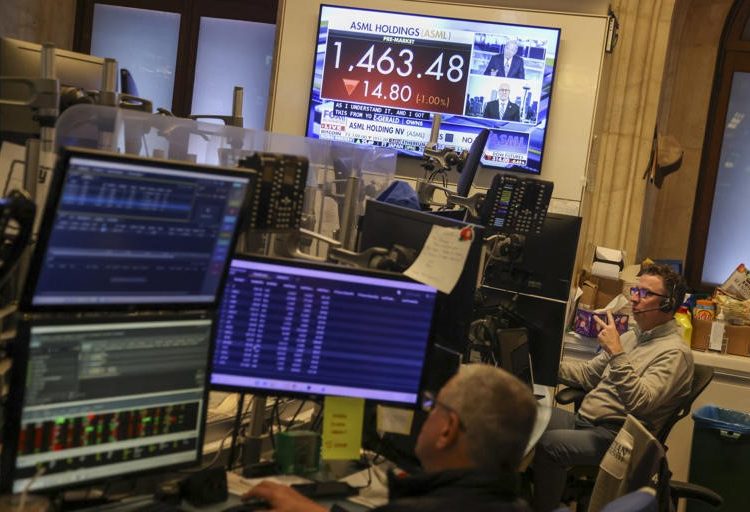 Acciones de empresas como Apple y UnitedHealth registran movimientos dispares en la jornada.