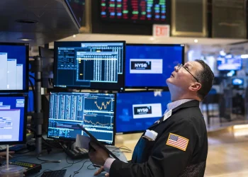 En otros mercados, los contratos futuros del petróleo intermedio de Texas para enero bajaban un 0.55%, hasta US$57,93 el barril.