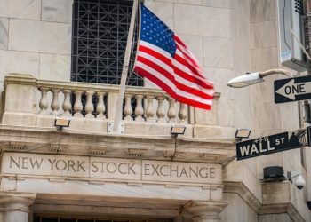 También amanecía en rojo el tecnológico Nasdaq, que retrocedía un 0.76%, hasta 23,477 enteros.