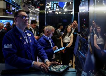 Operadores trabajan en la Bolsa de Nueva York mientras los principales índices bursátiles caen con fuerza ante el aumento de la tensión geopolítica y la volatilidad en los mercados.