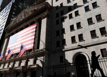 El selectivo S&P 500 cedía un 0.13%, hasta 6,911 enteros, y el Nasdaq recortaba un 0.41%, hasta 23,486 puntos.