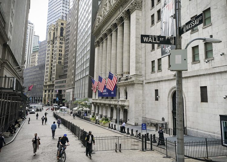 Mientras que los inversores aguardan una relajación de las presiones inflacionistas que pudiera sustentar la intención de la Fed de bajar los tipos de interés a finales de este año.