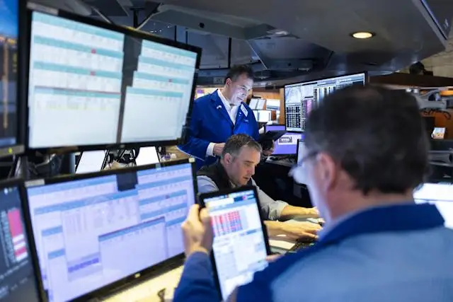 Entre las 30 cotizadas del Dow Jones, destacaban las caídas de Boeing (-2.34%), Amazon (-1.75%) y Nike (-1.39%).