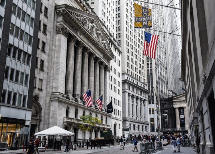Entre las treinta cotizadas del Dow Jones, destacan también las subidas de Dow Inc (2.4%), Amazon (2.39%) y Caterpillar (2.09%), y la bajada de IBM (-1.53%).