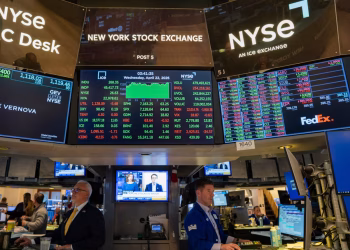 El tecnológico Nasdaq cede 0.67%, hasta las 26,004 unidades.