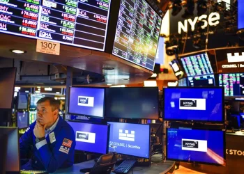 El S&P 500 subió un 0.26%, hasta 5.360 puntos, y el Nasdaq avanzó un 0.35%, hasta 17.192 puntos.