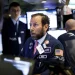 Entre los 30 valores del Dow, destacaban las caídas de Intel (-3.15%) y 3M (-1.13%) frente a las ganancias moderadas de Amazon (0.49%) y Microsoft (0.37%).