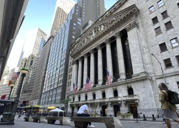 Entre los 30 valores del Dow Jones lideraban los avances Apple (0.63%) y 3M Co (0.5%); con Caterpillar (-1.94%) y Amagen (-1.84%), como las que más caían.