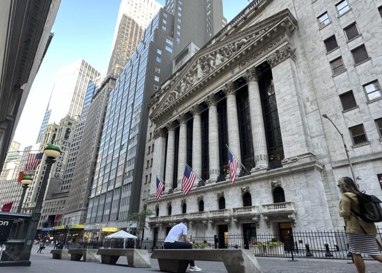 Entre los 30 valores del Dow Jones lideraban los avances Apple (0.63%) y 3M Co (0.5%); con Caterpillar (-1.94%) y Amagen (-1.84%), como las que más caían.