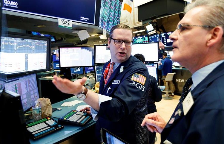 Entre las 30 empresas del Dow, todas cerraron con pérdidas, destacando principalmente las de Boeing (-7.55%), Intel (-4.26%) y McDonald's (-2.95%).