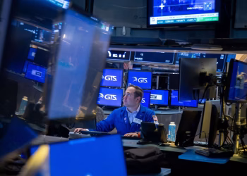 Por sectores, las mayores ganancias volvieron a ser para las firmas de comunicaciones (1.58%), tecnológicas (0.96%) y de bienes no esenciales (0.38%), mientras que a la baja estuvieron principalmente las de salud (-2.31%).