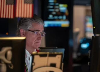 Entre las 30 cotizadas del Dow Jones, destacaban las caídas de Travelers (-2.35%), Salesforce (-2.01%) y UnitedHealth (-1.81%).