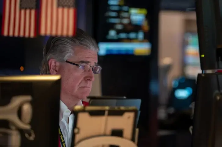 Entre las 30 cotizadas del Dow Jones, destacaban las caídas de Travelers (-2.35%), Salesforce (-2.01%) y UnitedHealth (-1.81%).