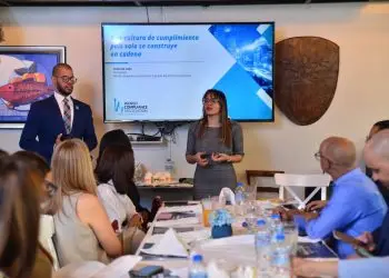 La presidenta de WCA-RD, Tania de León, enfatizó la importancia de seguir sumando esfuerzos para consolidar una comunidad de cumplimiento más robusta y colaborativa.