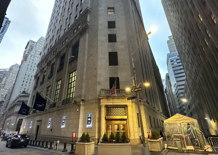 Wall Street abrió con tantas pérdidas como ganancias, con el de materias primas (0.57%) y el energético (0.46%) encabezando las subidas; y el sanitario y el tecnológico, el de los retrocesos (-0.2%, respectivamente).