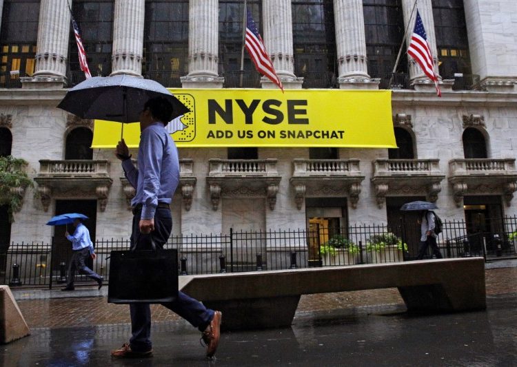 El selectivo S&P 500 bajaba un 0.35%, hasta 5.453 unidades, y el tecnológico Nasdaq retrocedía un 0.51%, hasta 17.632 puntos.